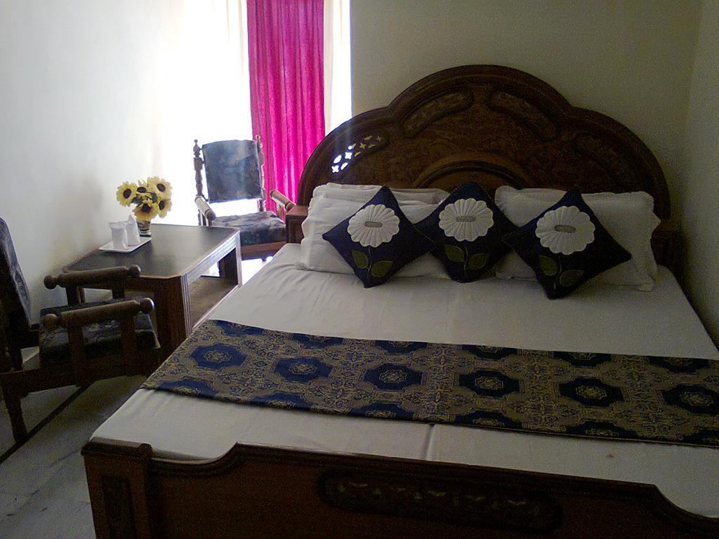 Hotel Arsh International Naini Tāl Quarto foto