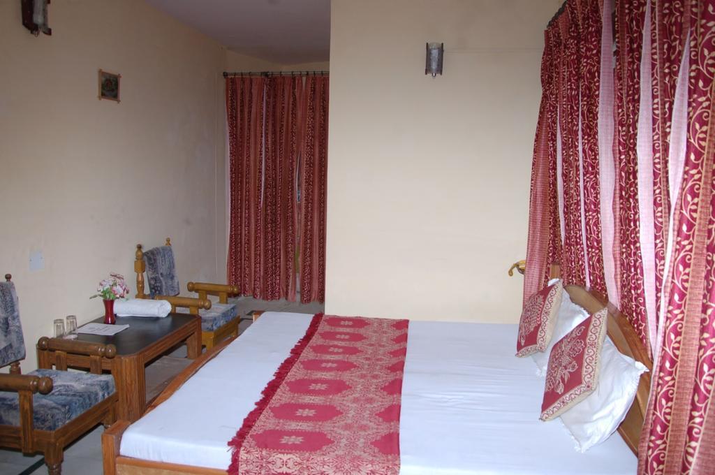 Hotel Arsh International Naini Tāl Quarto foto