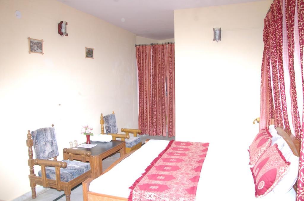 Hotel Arsh International Naini Tāl Quarto foto