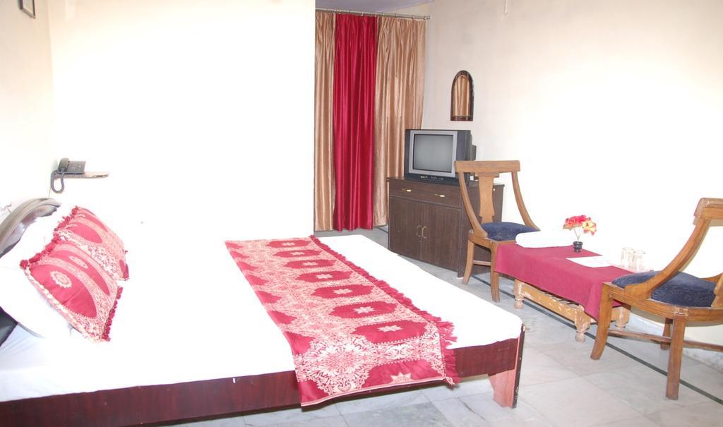 Hotel Arsh International Naini Tāl Quarto foto
